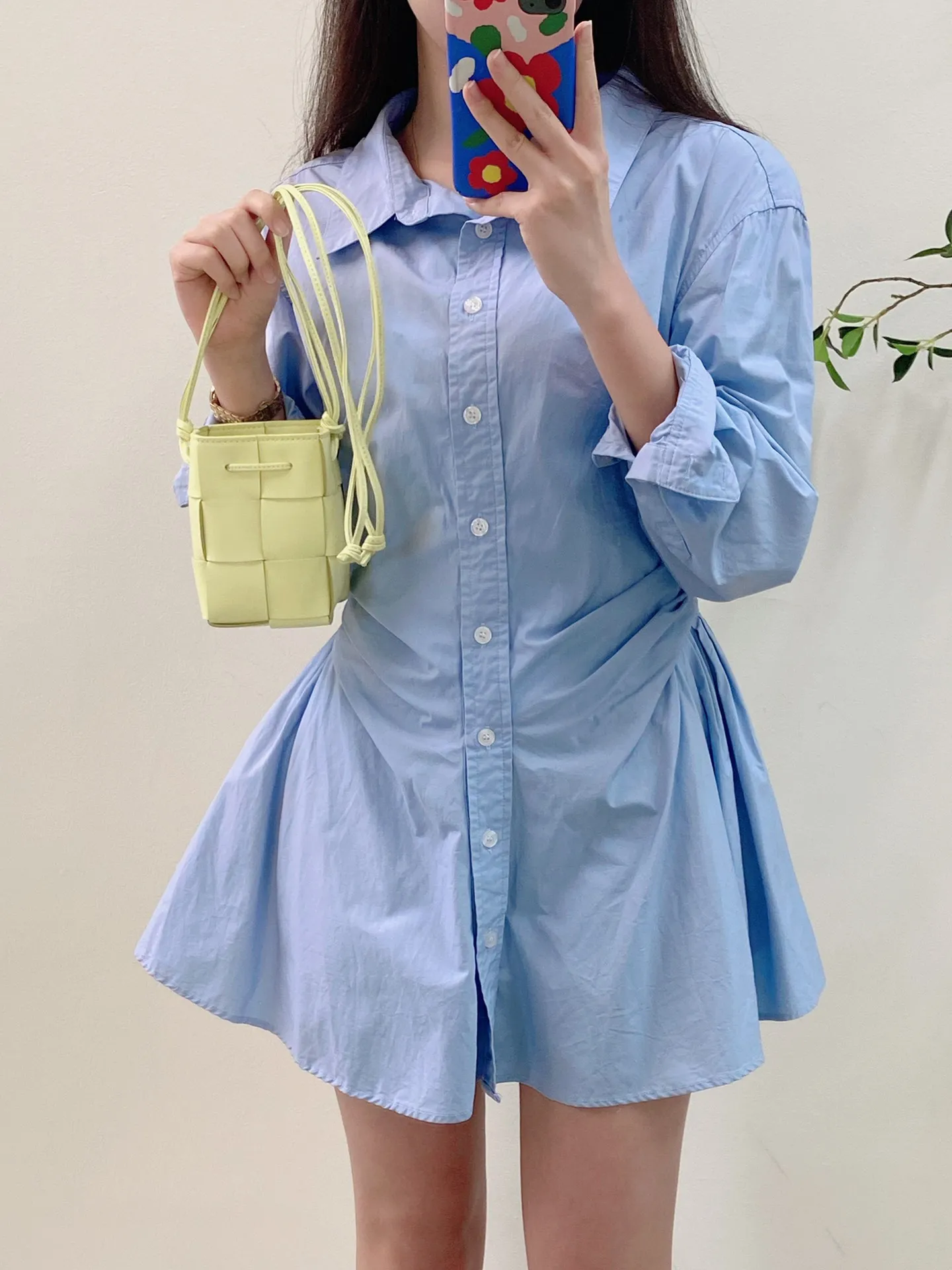The upper body picture looks like summer~